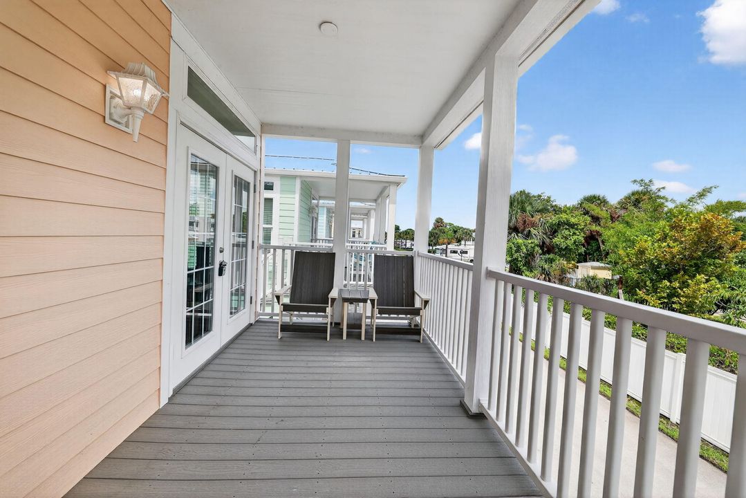 For Sale: $375,000 (2 beds, 2 baths, 1040 Square Feet)