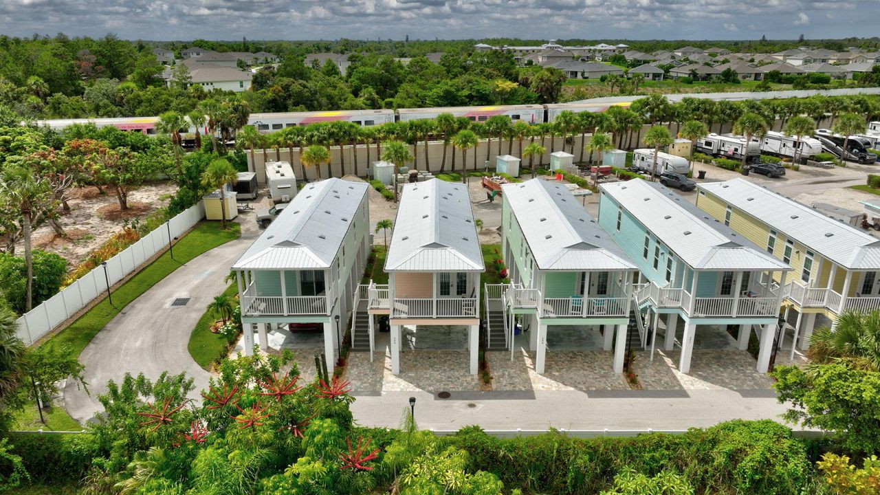 For Sale: $375,000 (2 beds, 2 baths, 1040 Square Feet)