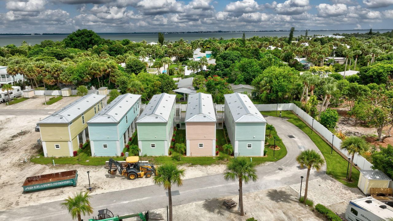 For Sale: $375,000 (2 beds, 2 baths, 1040 Square Feet)