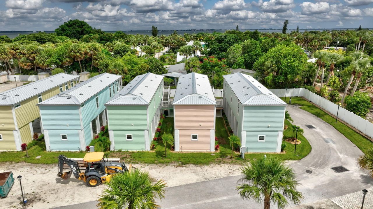 For Sale: $375,000 (2 beds, 2 baths, 1040 Square Feet)