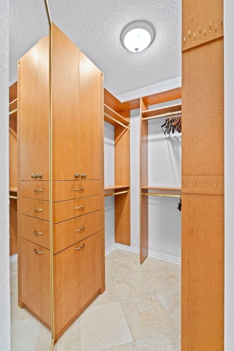 For Sale: $3,419,000 (5 beds, 4 baths, 3707 Square Feet)