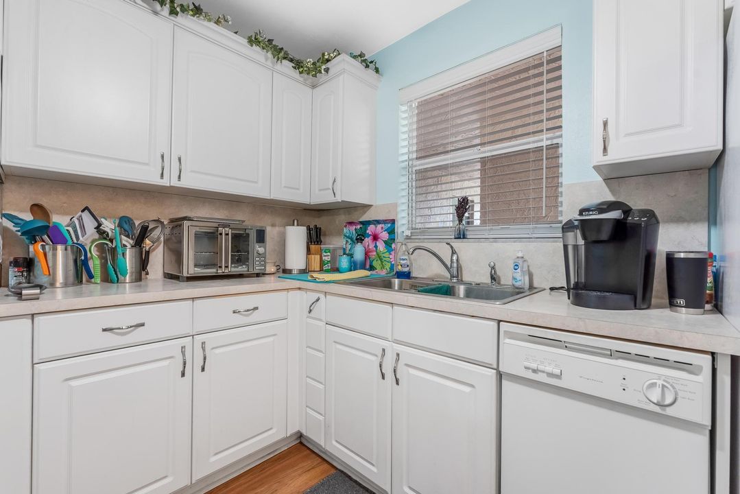 For Sale: $79,500 (1 beds, 1 baths, 901 Square Feet)