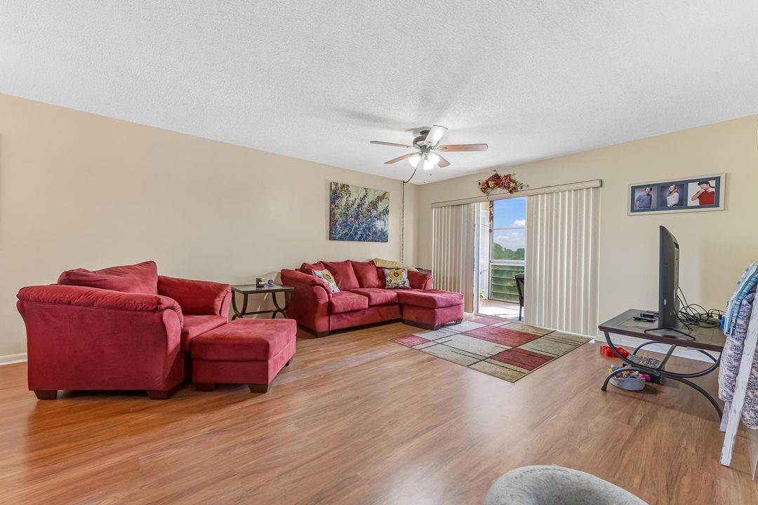 For Sale: $79,500 (1 beds, 1 baths, 901 Square Feet)