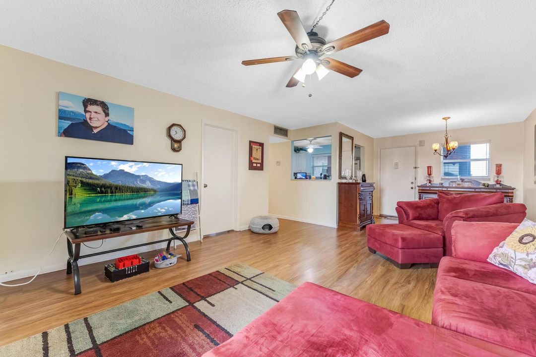 For Sale: $79,500 (1 beds, 1 baths, 901 Square Feet)