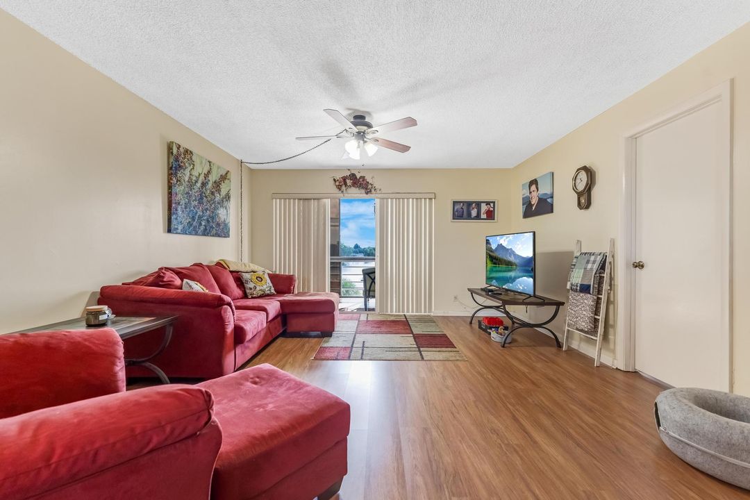 For Sale: $79,500 (1 beds, 1 baths, 901 Square Feet)