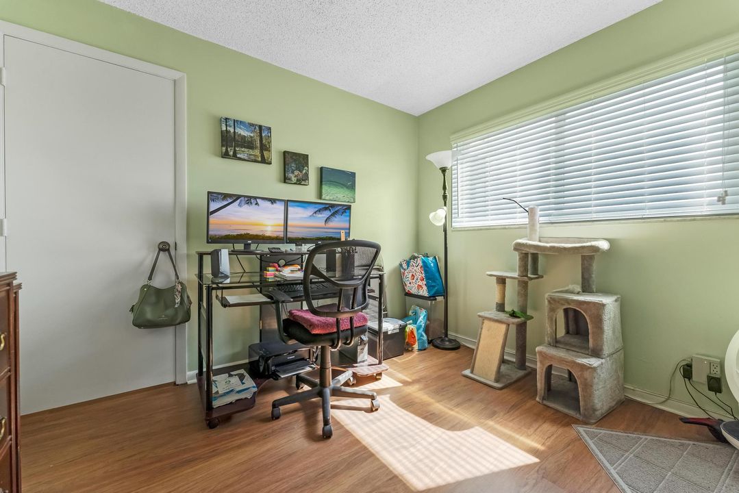 For Sale: $79,500 (1 beds, 1 baths, 901 Square Feet)