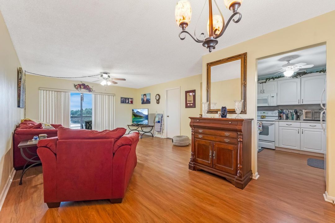 For Sale: $79,500 (1 beds, 1 baths, 901 Square Feet)