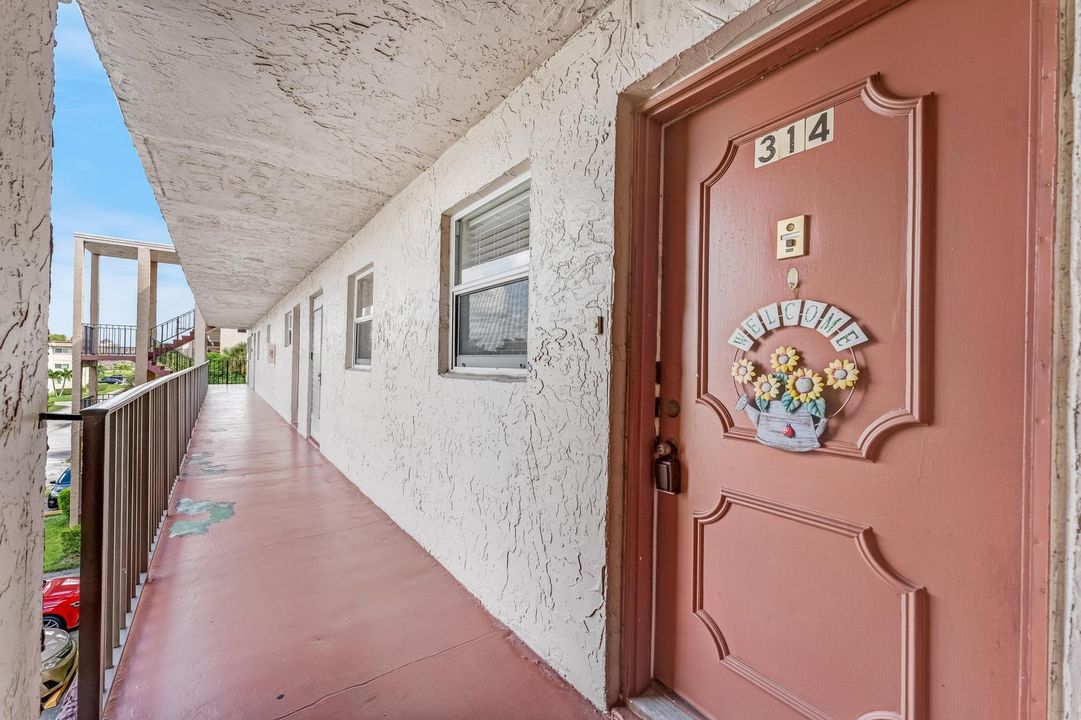 For Sale: $79,500 (1 beds, 1 baths, 901 Square Feet)