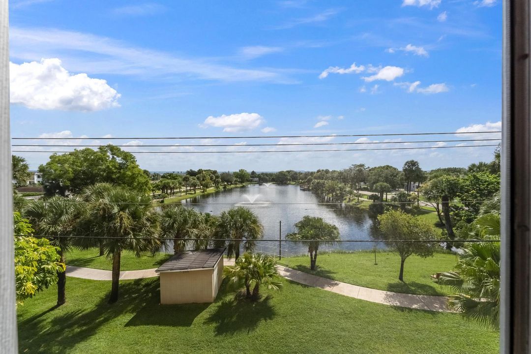 For Sale: $79,500 (1 beds, 1 baths, 901 Square Feet)