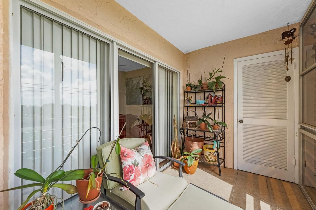 For Sale: $79,500 (1 beds, 1 baths, 901 Square Feet)