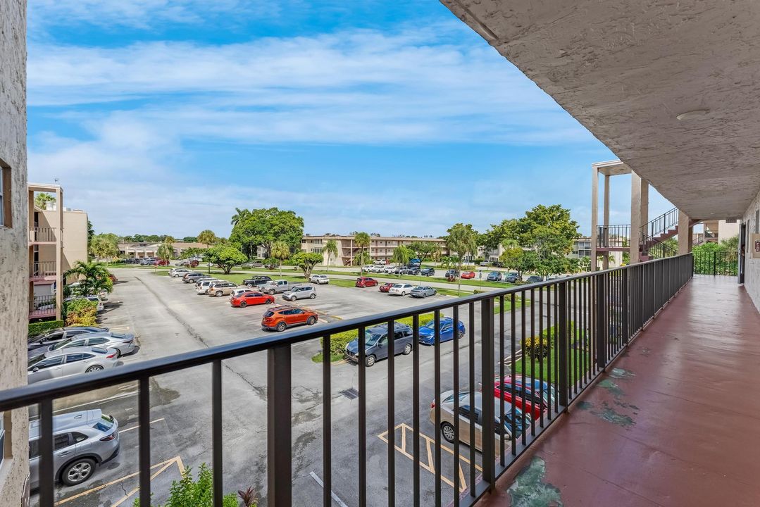 For Sale: $79,500 (1 beds, 1 baths, 901 Square Feet)