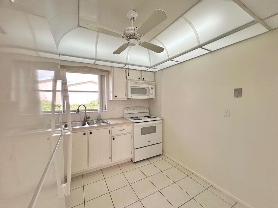 For Sale: $110,000 (2 beds, 1 baths, 829 Square Feet)