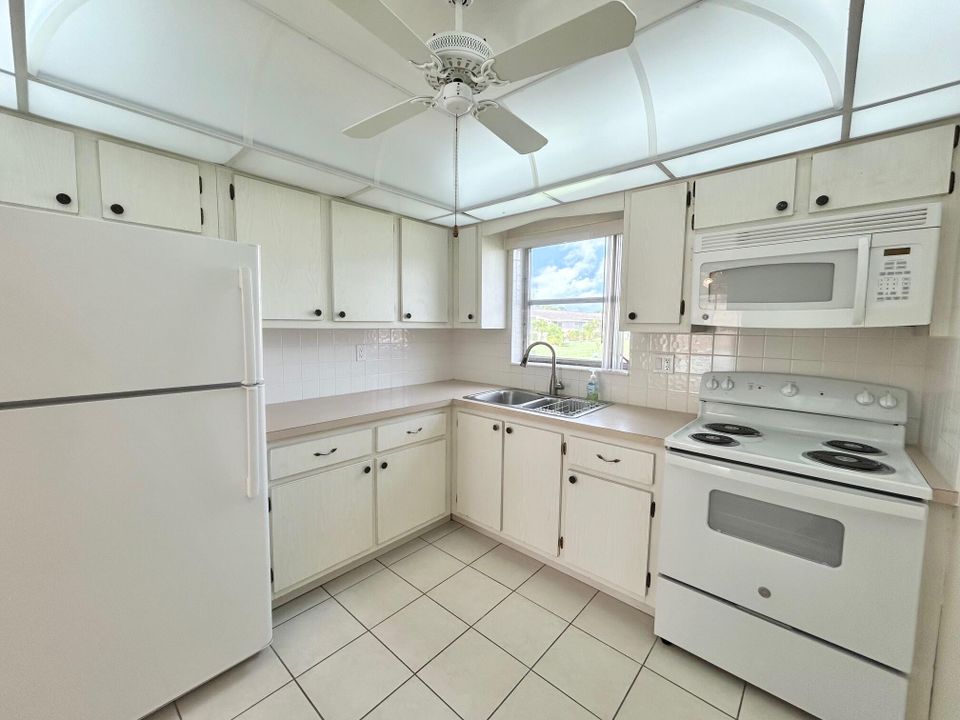 For Sale: $110,000 (2 beds, 1 baths, 829 Square Feet)