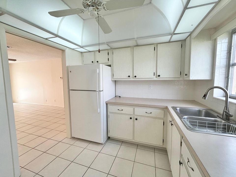 For Sale: $110,000 (2 beds, 1 baths, 829 Square Feet)