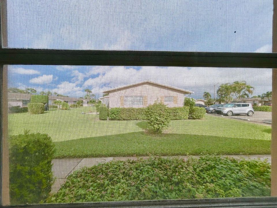 For Sale: $110,000 (2 beds, 1 baths, 829 Square Feet)