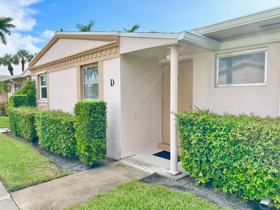 For Sale: $110,000 (2 beds, 1 baths, 829 Square Feet)