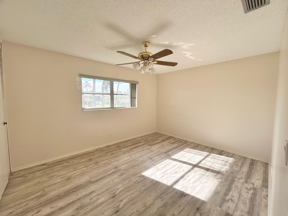 For Sale: $110,000 (2 beds, 1 baths, 829 Square Feet)