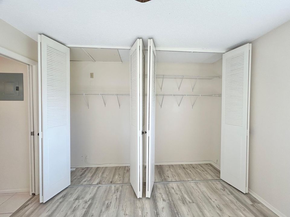 For Sale: $110,000 (2 beds, 1 baths, 829 Square Feet)