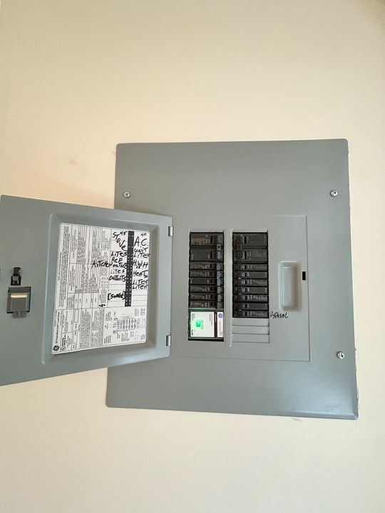 For Sale: $110,000 (2 beds, 1 baths, 829 Square Feet)