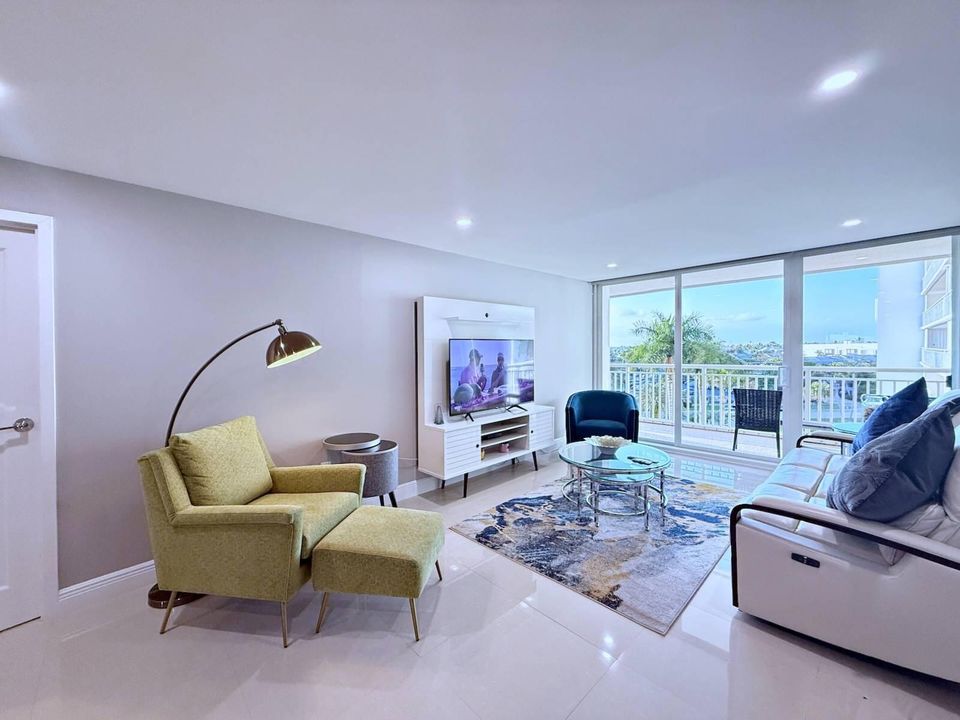 For Sale: $627,000 (2 beds, 2 baths, 1224 Square Feet)