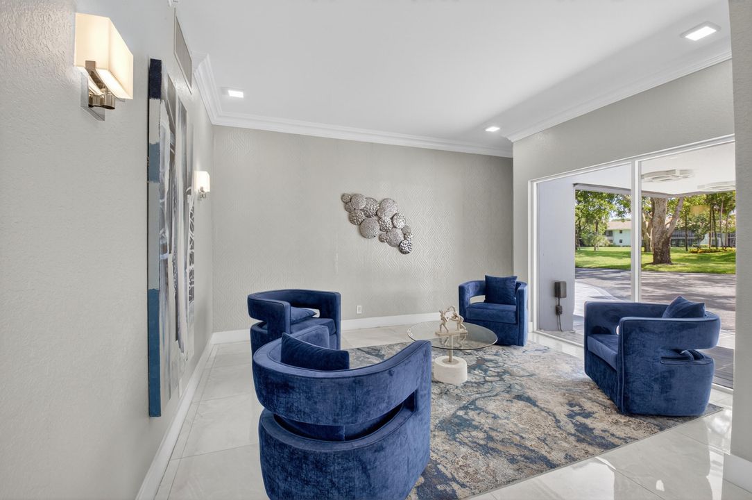 合同活跃: $325,000 (2 贝兹, 2 浴室, 1255 平方英尺)