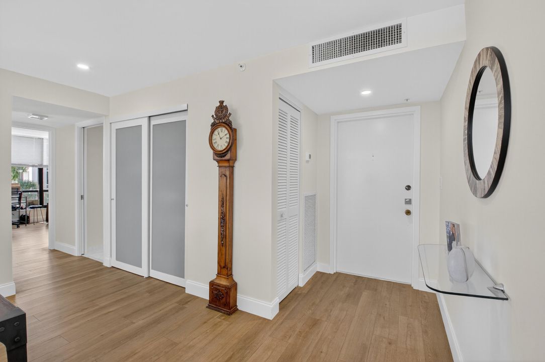 合同活跃: $325,000 (2 贝兹, 2 浴室, 1255 平方英尺)