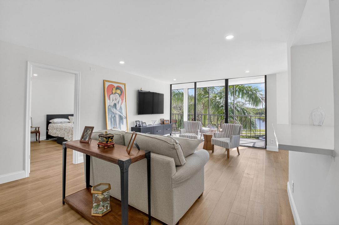 合同活跃: $325,000 (2 贝兹, 2 浴室, 1255 平方英尺)