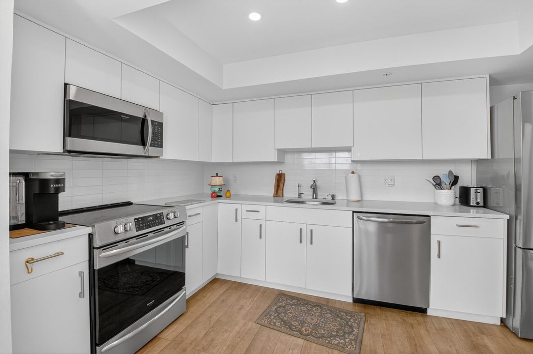 合同活跃: $325,000 (2 贝兹, 2 浴室, 1255 平方英尺)