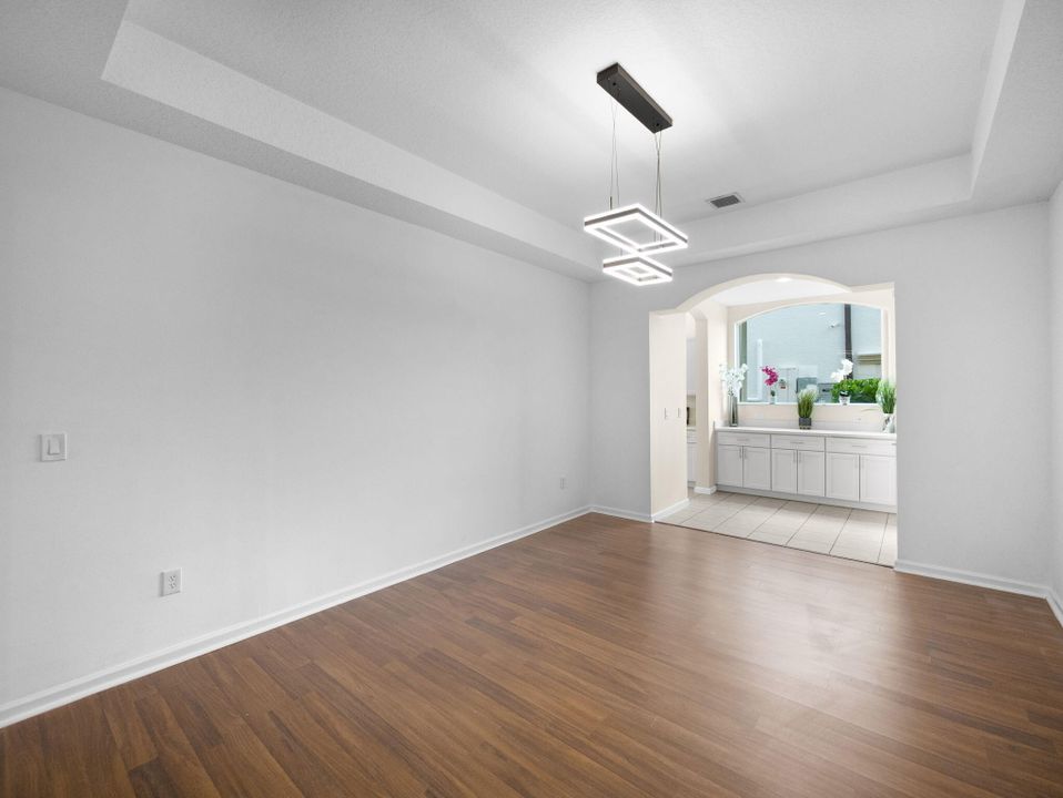 Под контрактом: $1,045,000 (5 спален, 6 ванн, 4168 Квадратных фут)