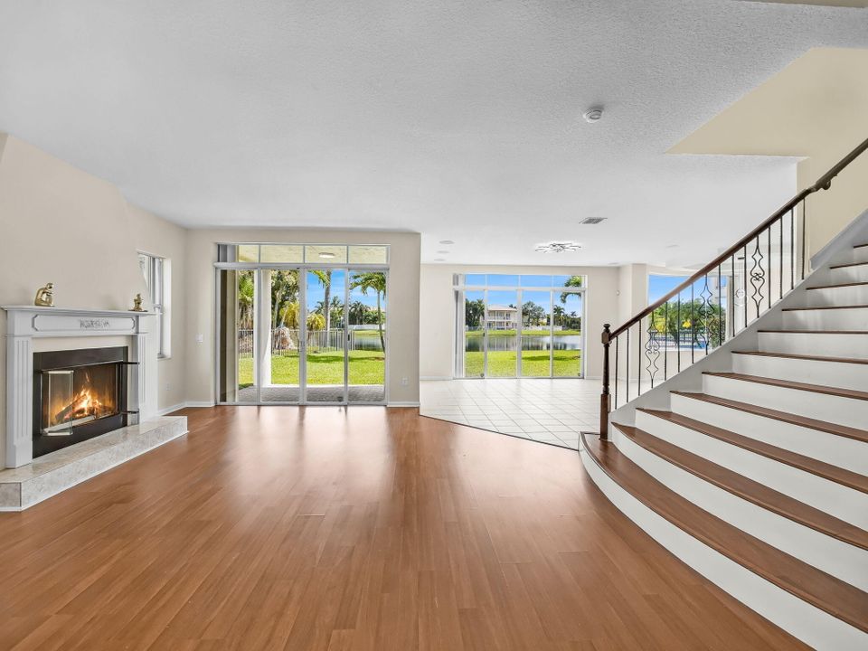 Под контрактом: $1,045,000 (5 спален, 6 ванн, 4168 Квадратных фут)