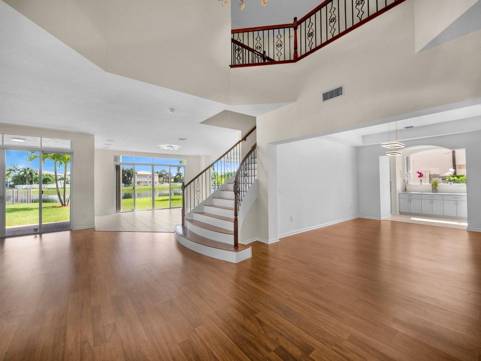 Под контрактом: $1,045,000 (5 спален, 6 ванн, 4168 Квадратных фут)