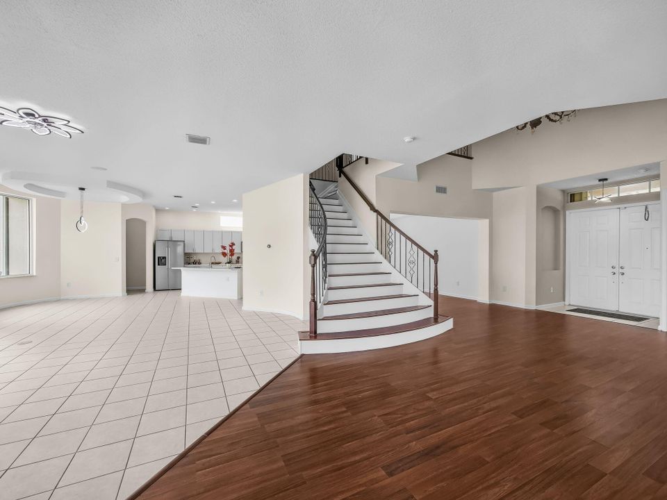 Под контрактом: $1,045,000 (5 спален, 6 ванн, 4168 Квадратных фут)