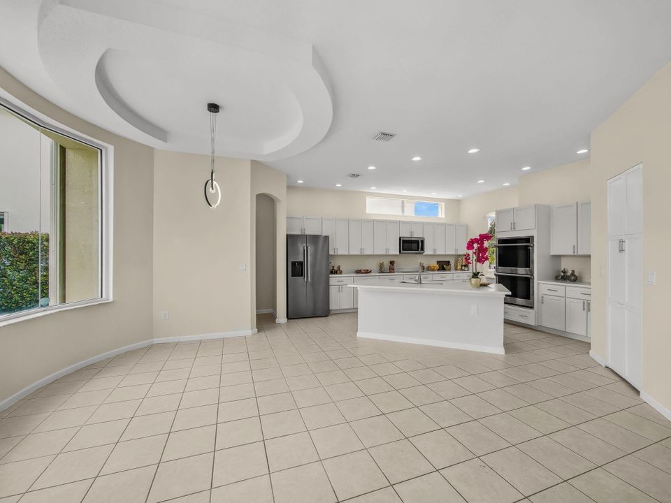 Под контрактом: $1,045,000 (5 спален, 6 ванн, 4168 Квадратных фут)