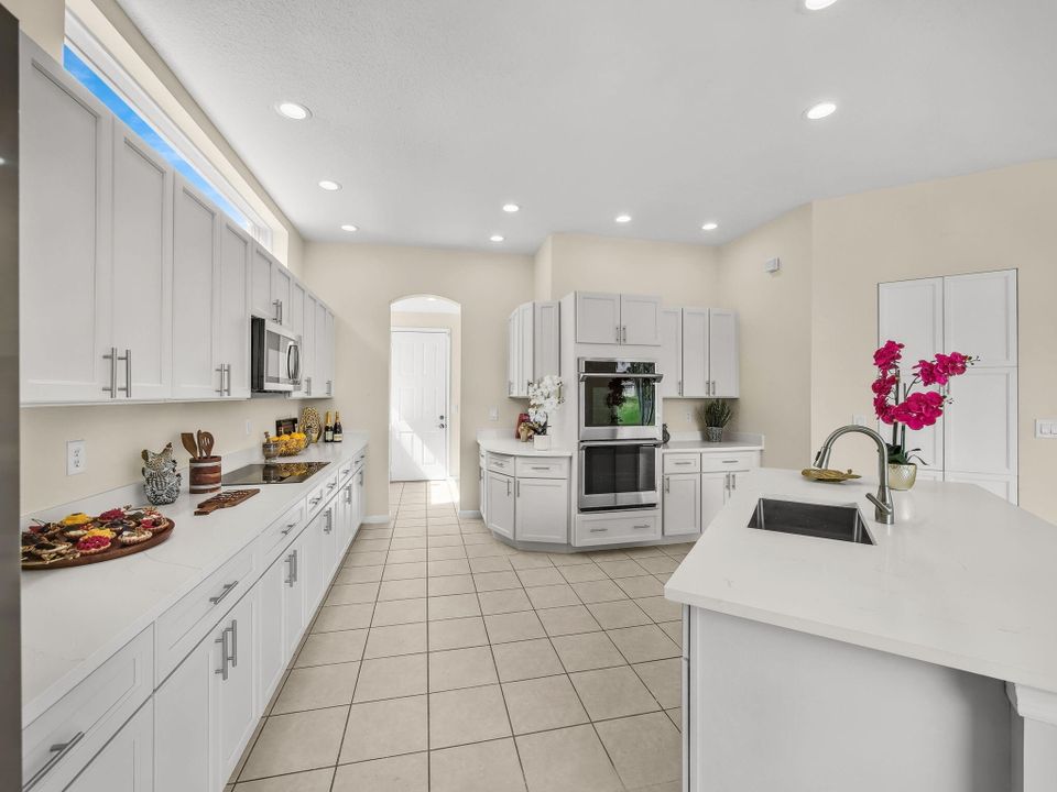 Под контрактом: $1,045,000 (5 спален, 6 ванн, 4168 Квадратных фут)