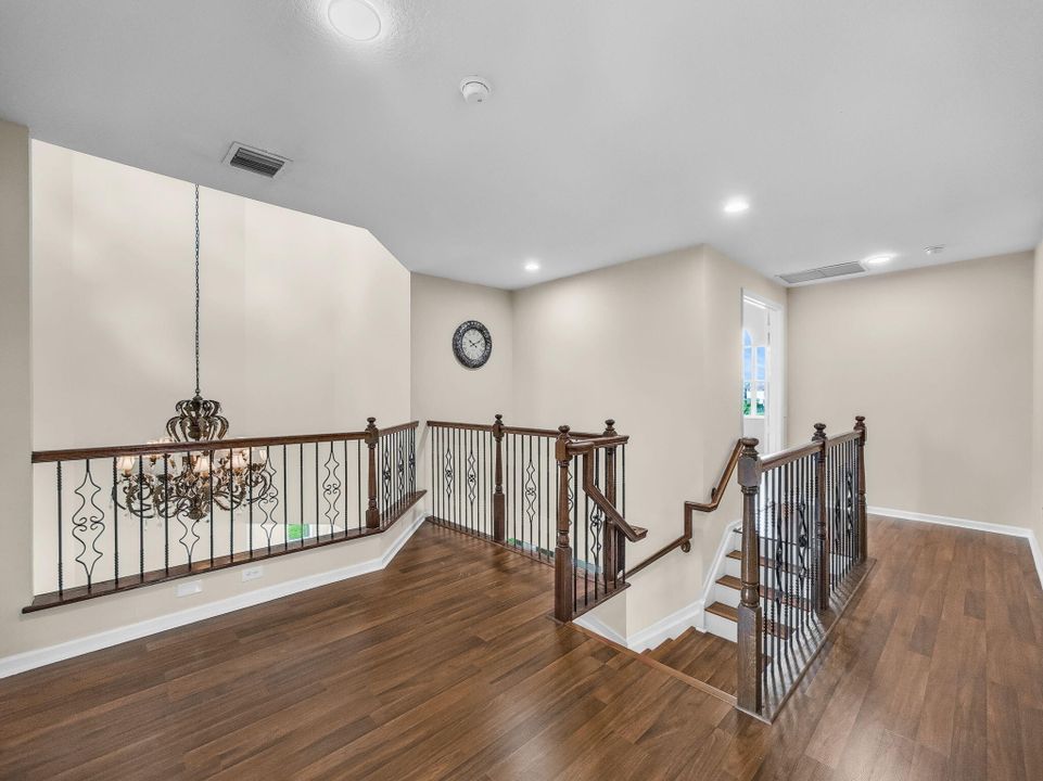 Под контрактом: $1,045,000 (5 спален, 6 ванн, 4168 Квадратных фут)