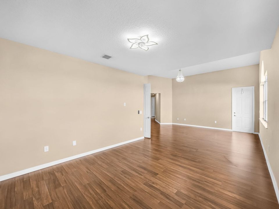 Под контрактом: $1,045,000 (5 спален, 6 ванн, 4168 Квадратных фут)