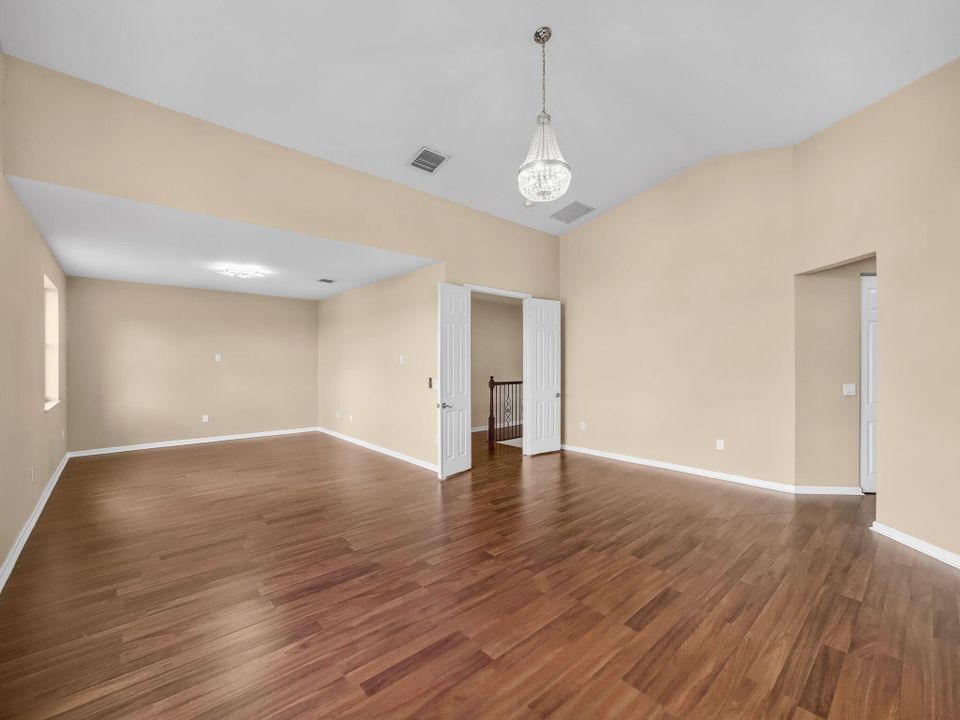 Под контрактом: $1,045,000 (5 спален, 6 ванн, 4168 Квадратных фут)