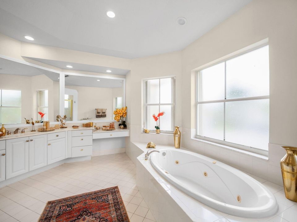 Под контрактом: $1,045,000 (5 спален, 6 ванн, 4168 Квадратных фут)