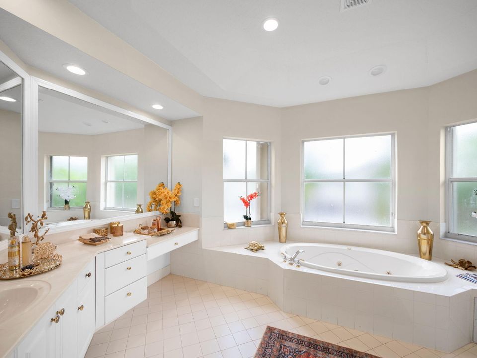 Под контрактом: $1,045,000 (5 спален, 6 ванн, 4168 Квадратных фут)