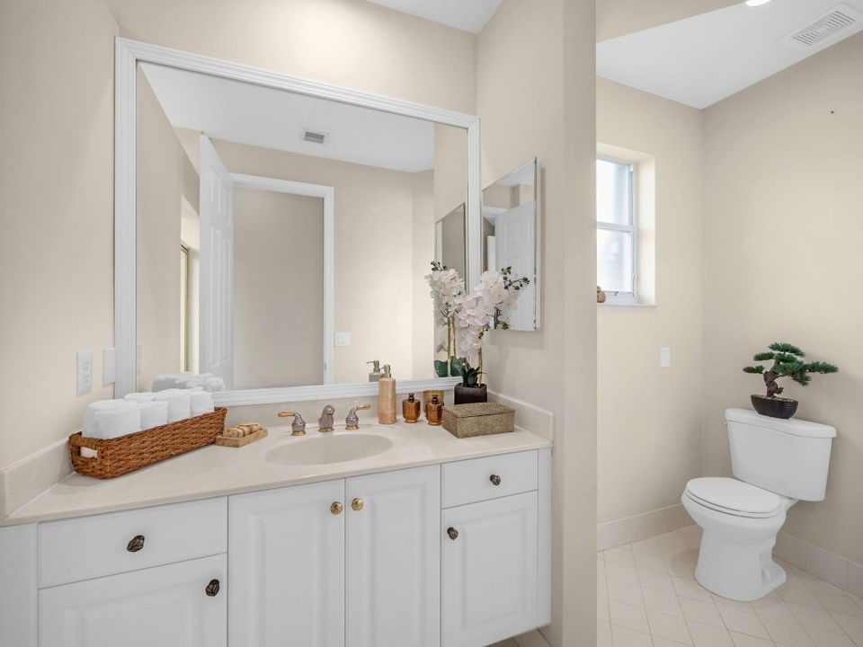 Под контрактом: $1,045,000 (5 спален, 6 ванн, 4168 Квадратных фут)