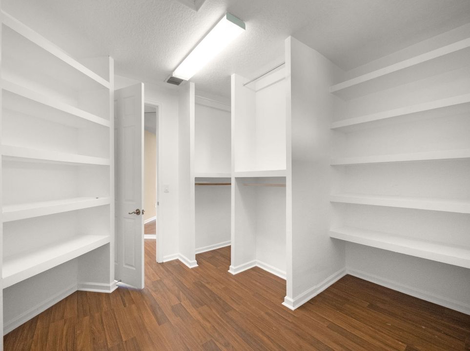 Под контрактом: $1,045,000 (5 спален, 6 ванн, 4168 Квадратных фут)