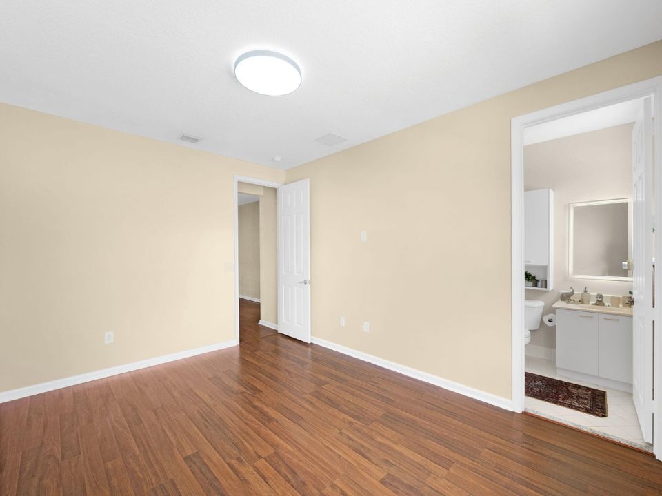 Под контрактом: $1,045,000 (5 спален, 6 ванн, 4168 Квадратных фут)