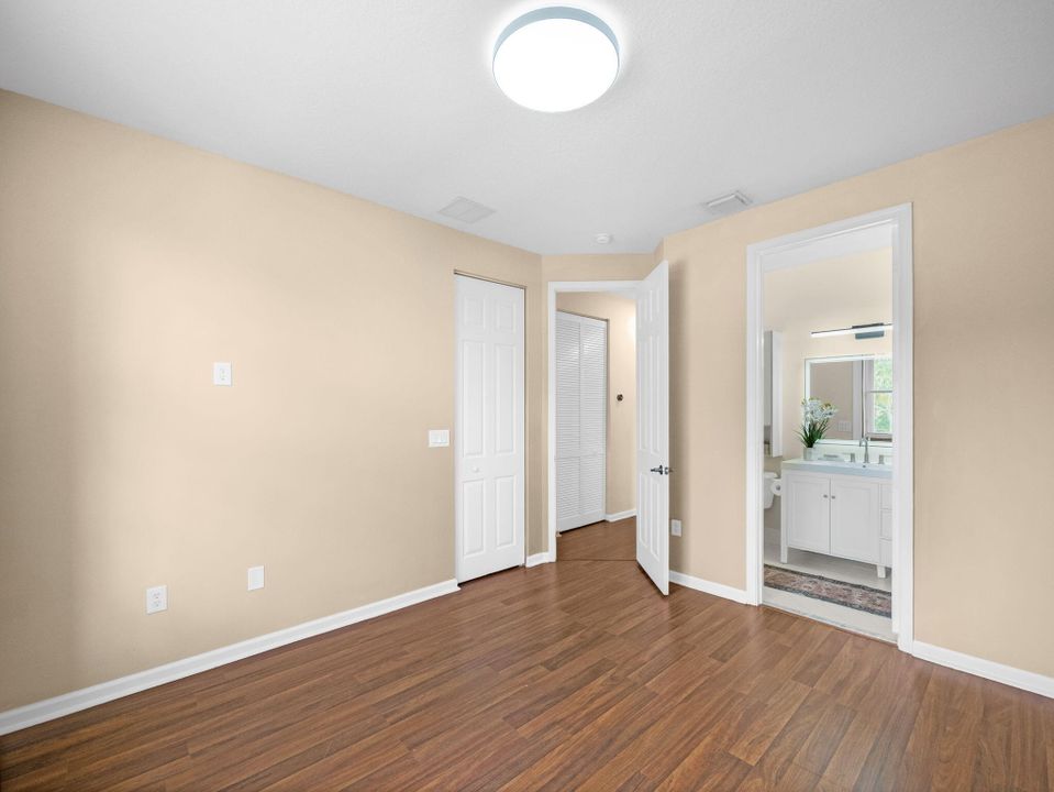 Под контрактом: $1,045,000 (5 спален, 6 ванн, 4168 Квадратных фут)