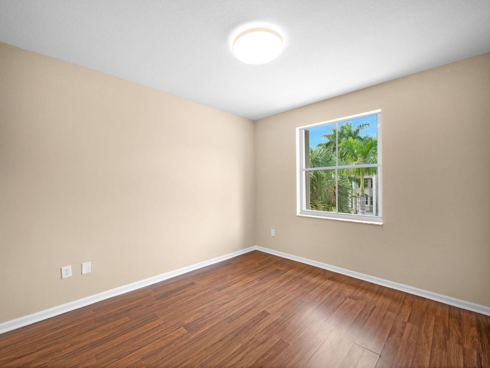 Под контрактом: $1,045,000 (5 спален, 6 ванн, 4168 Квадратных фут)