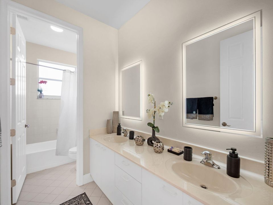 Под контрактом: $1,045,000 (5 спален, 6 ванн, 4168 Квадратных фут)