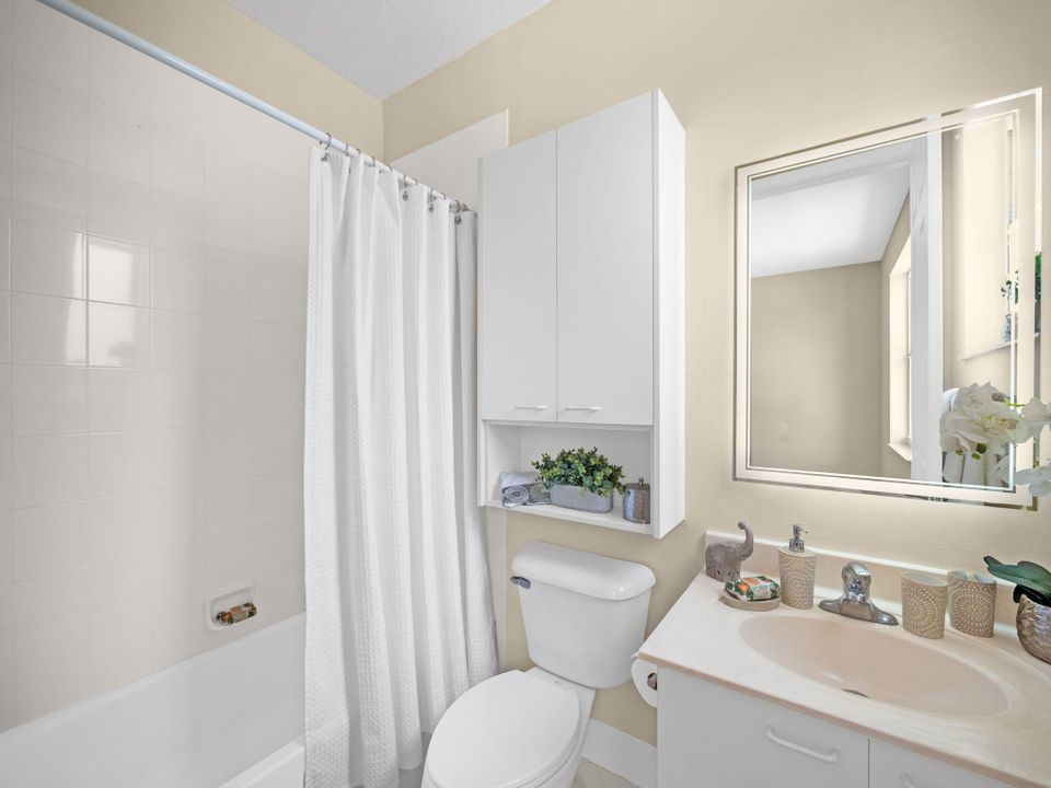 Под контрактом: $1,045,000 (5 спален, 6 ванн, 4168 Квадратных фут)