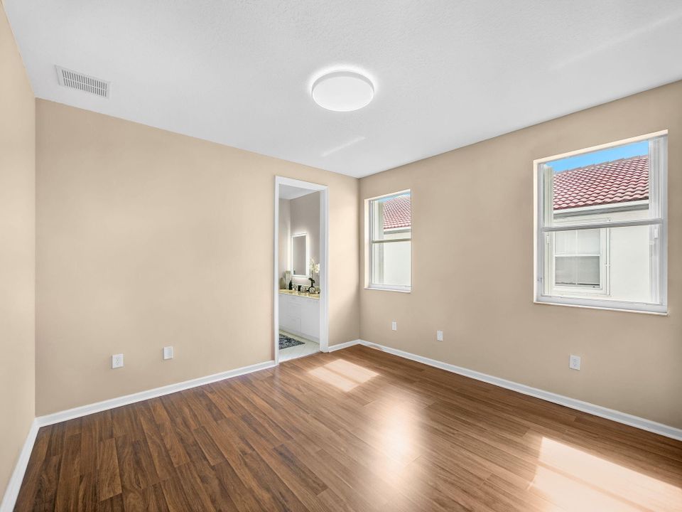 Под контрактом: $1,045,000 (5 спален, 6 ванн, 4168 Квадратных фут)