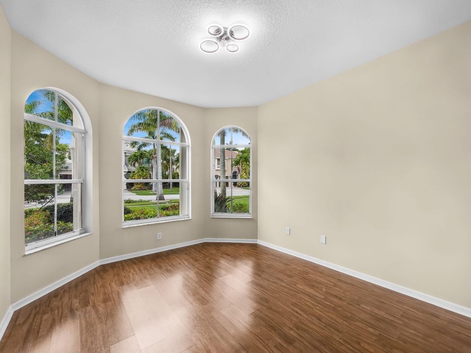 Под контрактом: $1,045,000 (5 спален, 6 ванн, 4168 Квадратных фут)