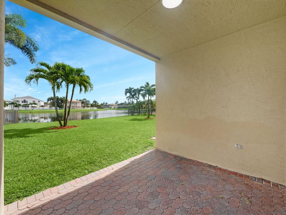 Под контрактом: $1,045,000 (5 спален, 6 ванн, 4168 Квадратных фут)