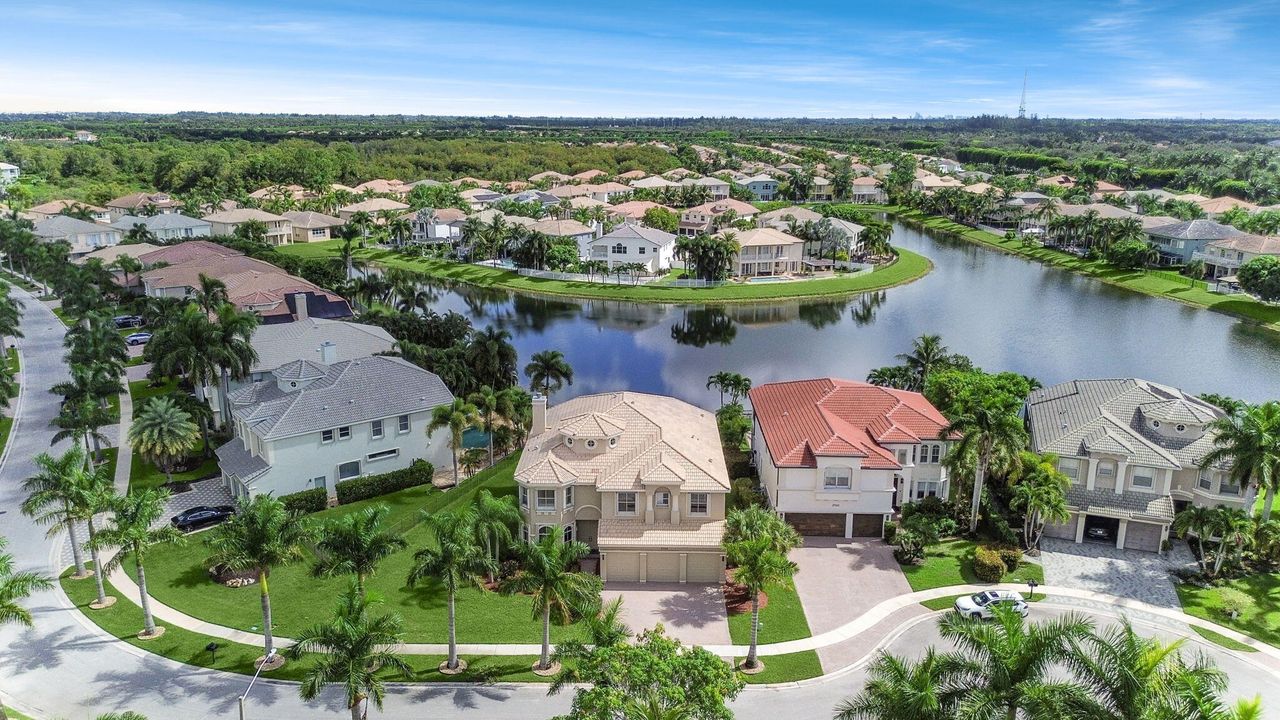 Под контрактом: $1,045,000 (5 спален, 6 ванн, 4168 Квадратных фут)